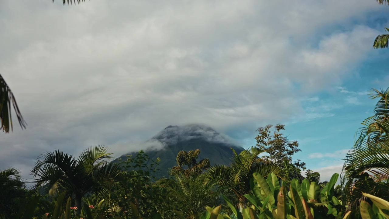 Timelapse del Volcán Arenal en Costa Rica. Nubes de rápido movimiento alrededor de la cima del volcán. Paisaje nuboso. Volcán escénico ubicado en la selva tropical