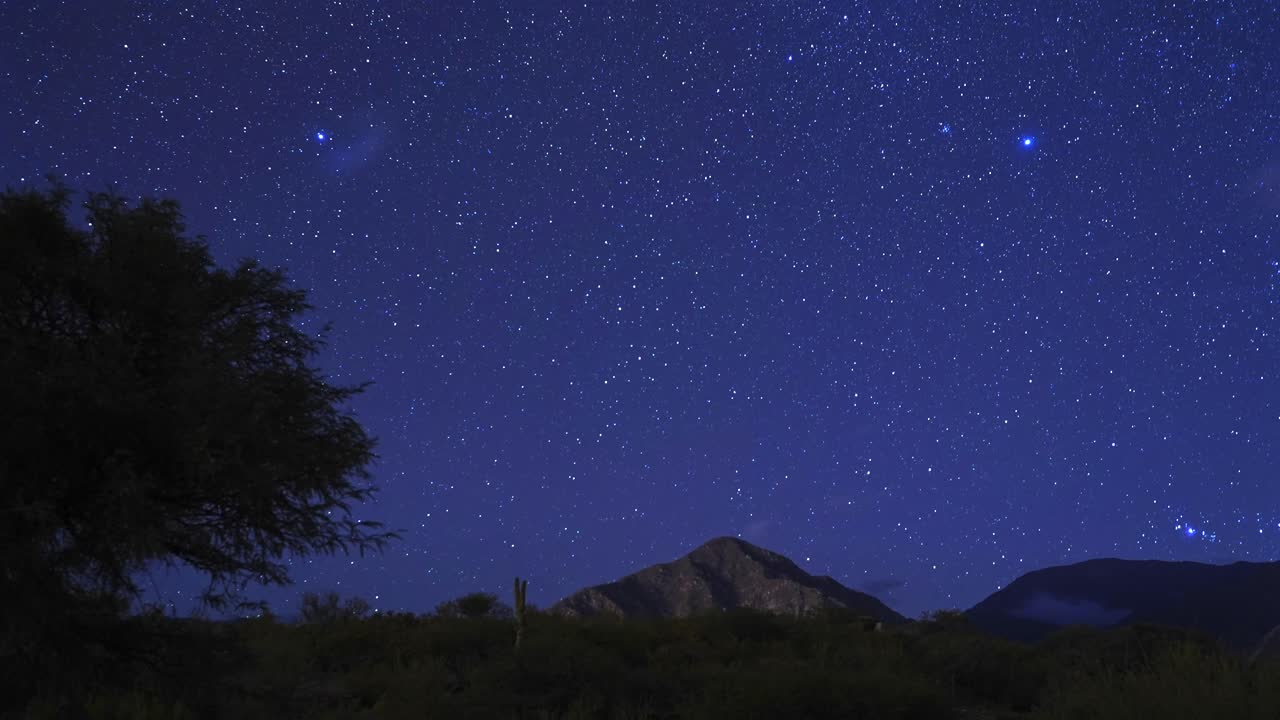 espetacular timelapse noturno das montanhas dos andes, onde a via láctea dança no céu