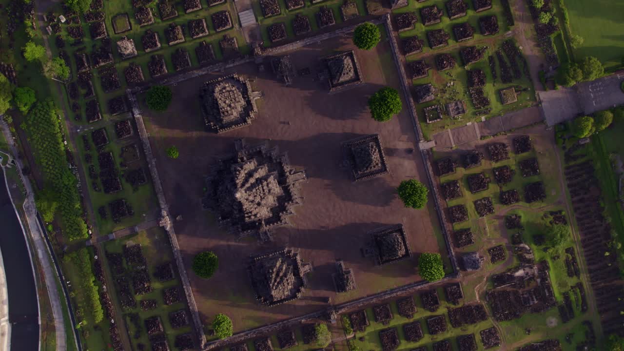 I maestosi templi di Prambanan alle prime luci dell'alba