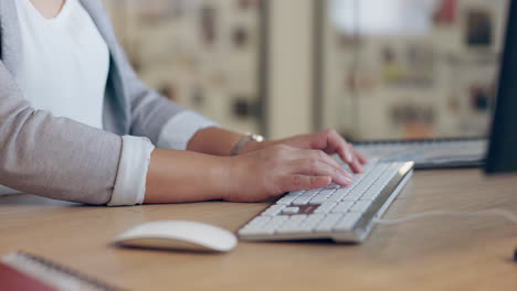mujer, manos y escribir en el teclado para el correo electrónico