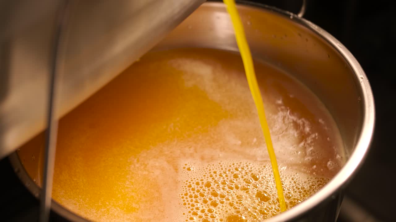 Versare la zuppa in una pentola