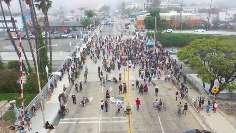 Alta-Antena-A-Través-De-Grandes-Multitudes-En-El-Viaducto-De-La-Autopista,-Las-Vidas-Negras-Importan-Protesta-De-Blm-En-Ventura-California-3