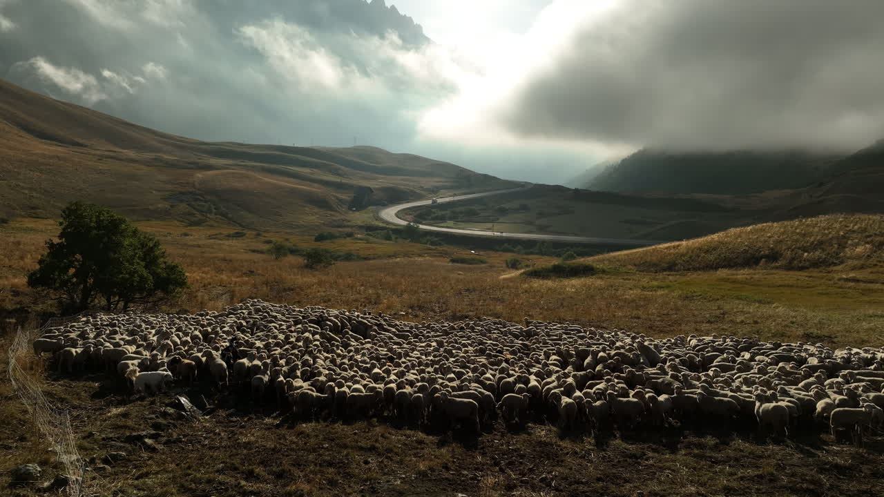 pequeño pueblo de la tumba en los alpes franceses destino de viaje aéreo