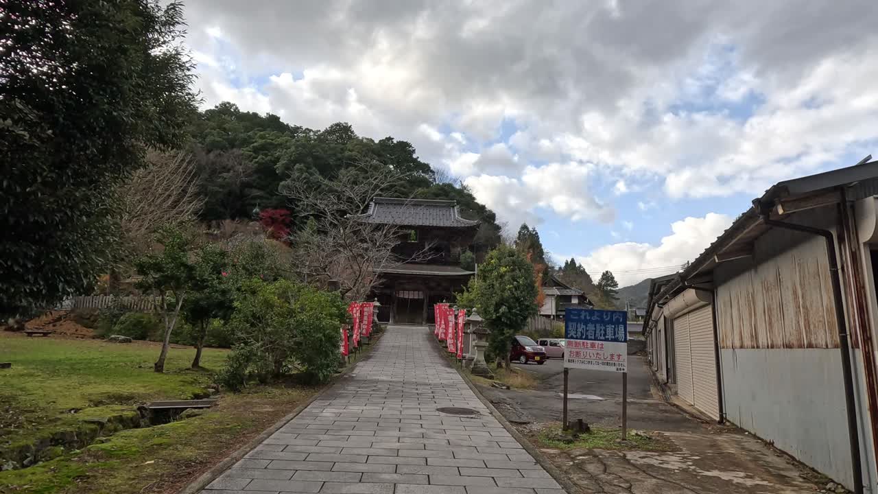 persona caminando hacia un santuario con puerta torii