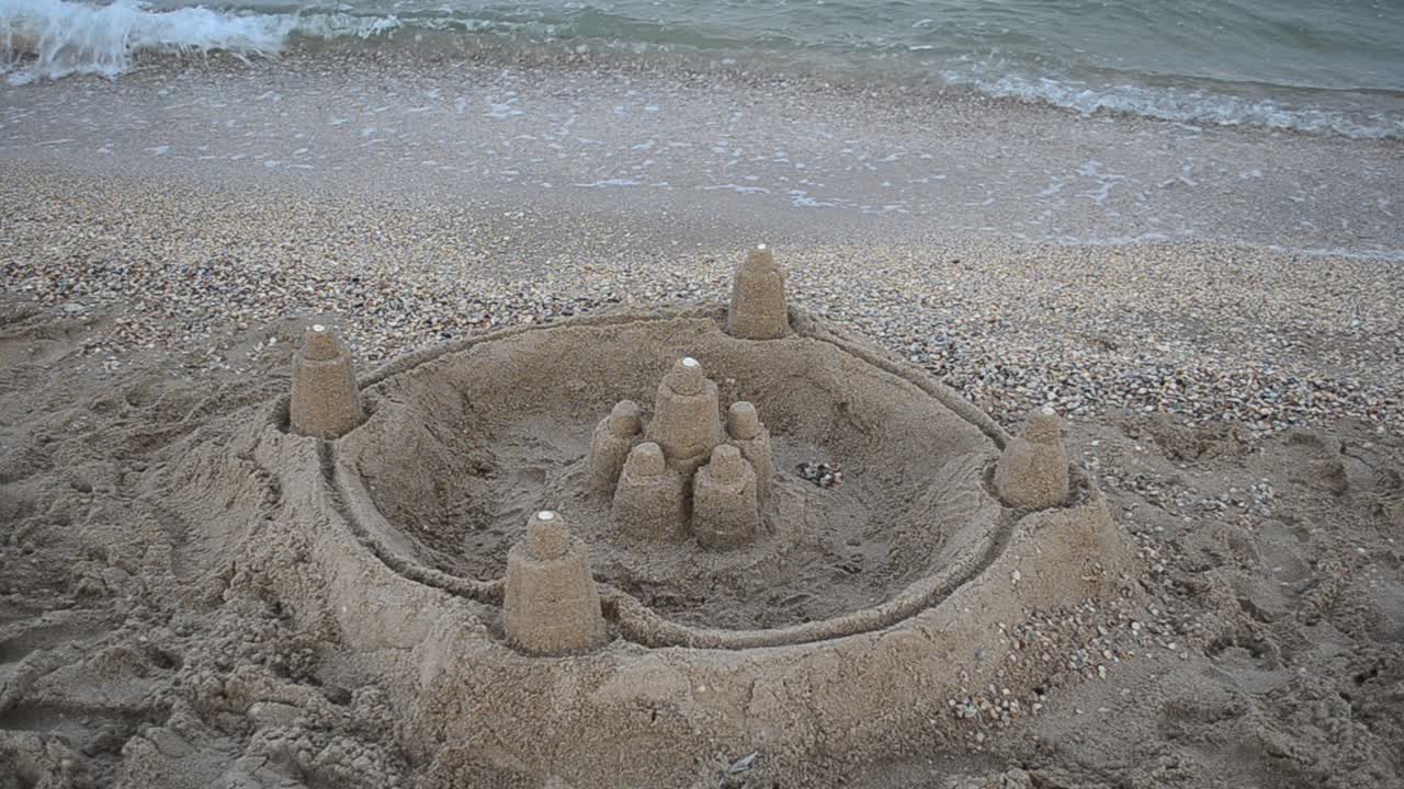 Sandslott på stranden. Opptak om sommeren