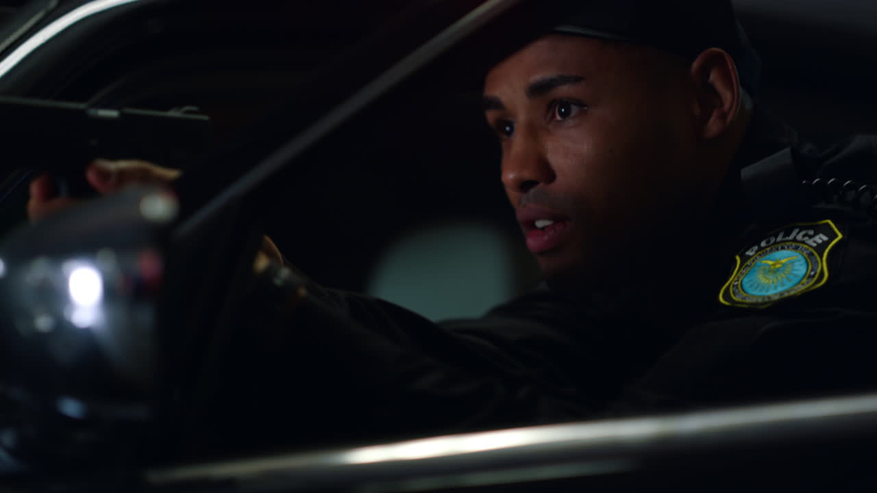 총을 들고 비명을 지르는 경찰관