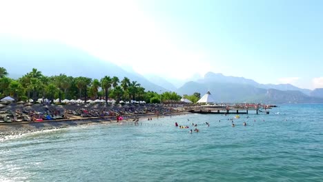 Playa-Muy-Bonita-En-Beldibi-Con-Una-Montaña-Al-Fondo