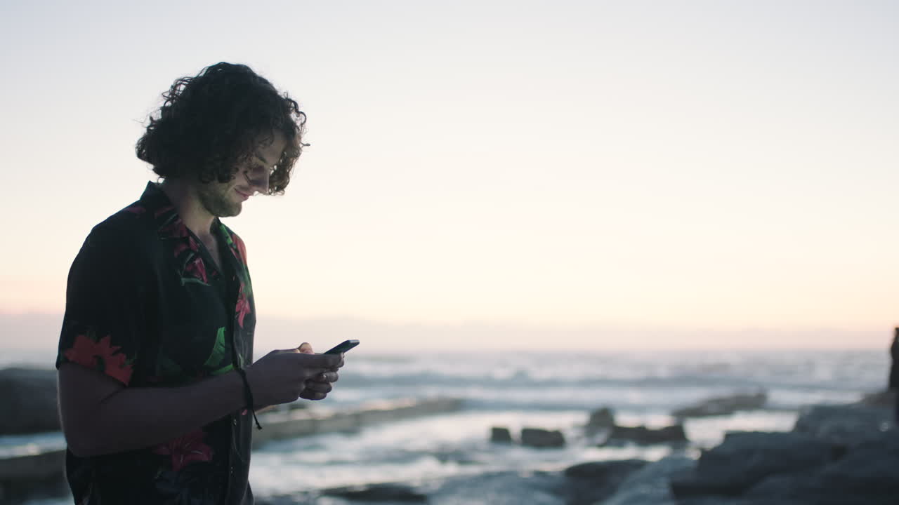 Smil, solnedgang og mand med telefon på rejse i Miami