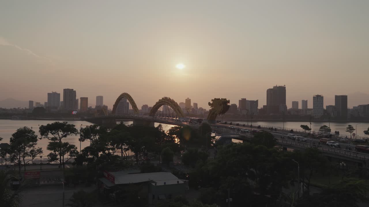 icónico puente del dragón cau rong y el horizonte de la ciudad durante la puesta de sol en danang, vietnam