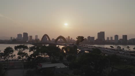 Wahrzeichen-Der-Drachenbrücke-Cau-Rong-Und-Die-Skyline-Der-Stadt-Bei-Sonnenuntergang-In-Danang,-Vietnam
