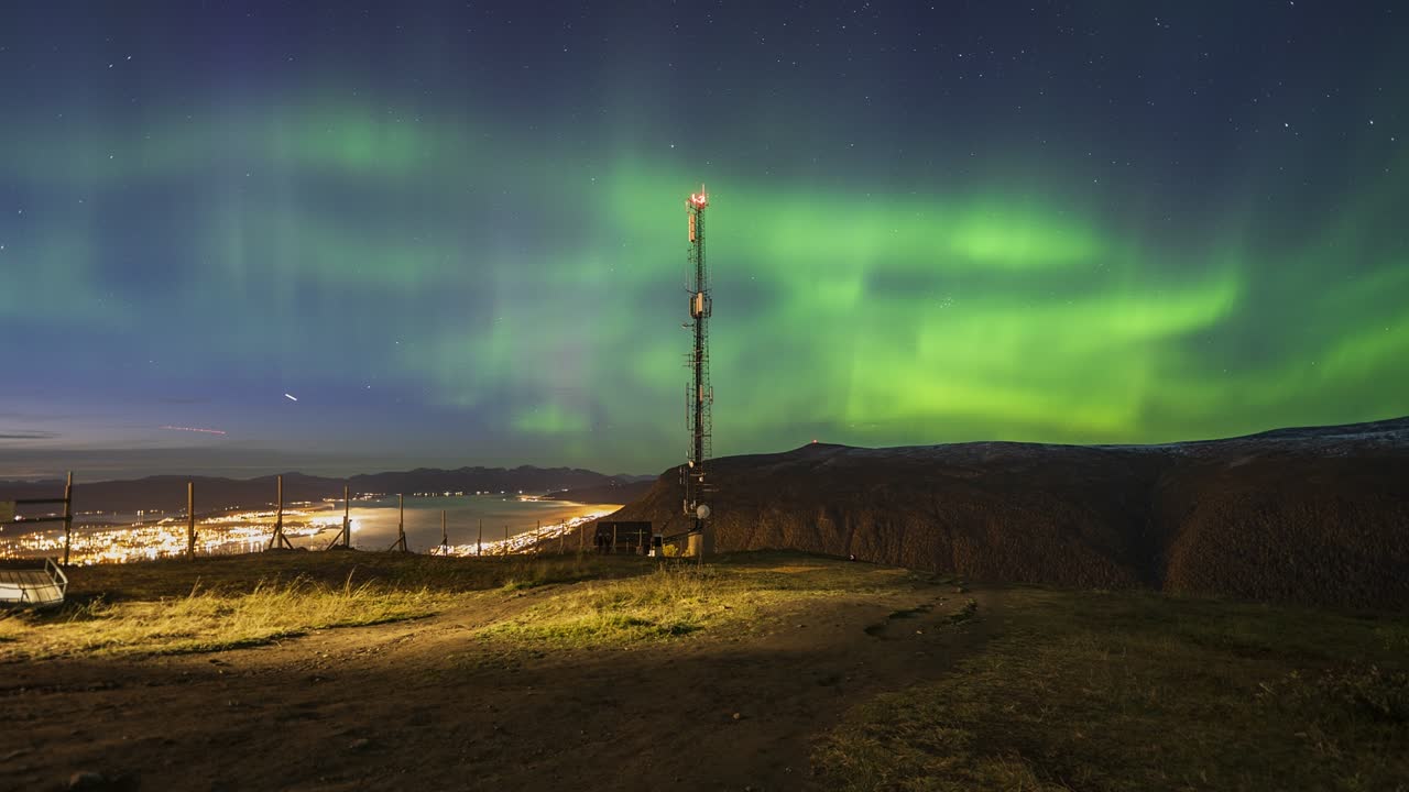 lapso de tiempo de auroras con coche conduciendo delante cerca de tromso, noruega
