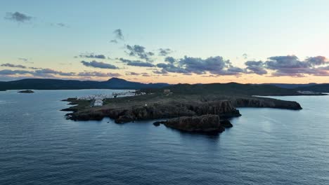 Filmischer-Drohnenüberflug-Verteidigungsturm-Auf-Menorca,-Spanien-Bei-Sonnenuntergang