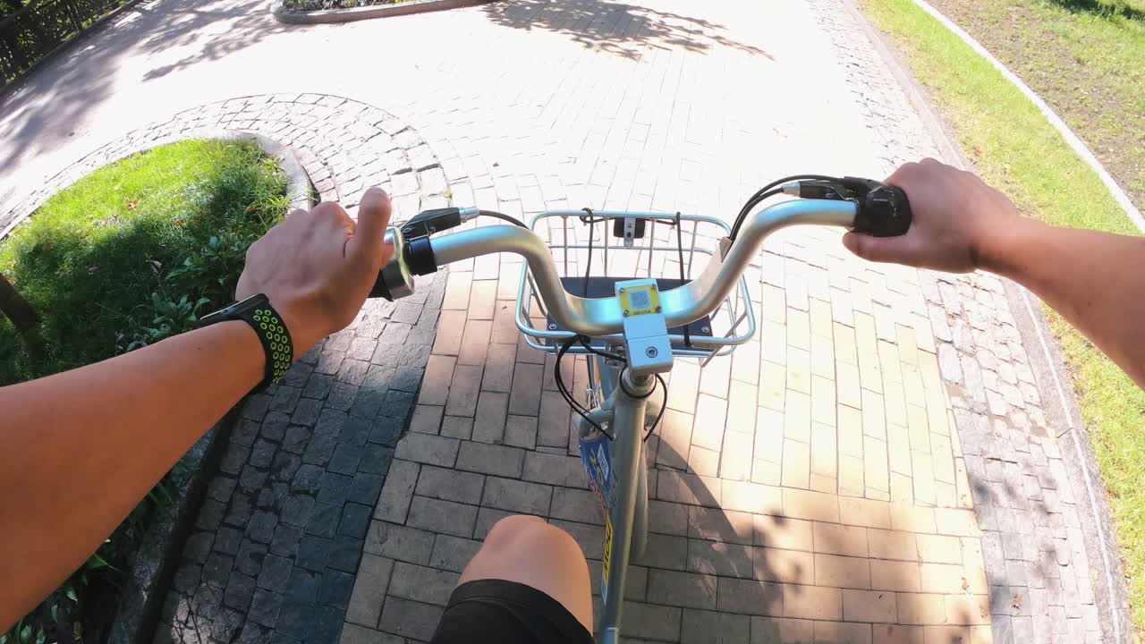 en bicicleta por el parque.