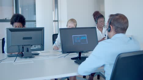 vielfältiges team von finanzmaklern in headsets, die im büro arbeiten