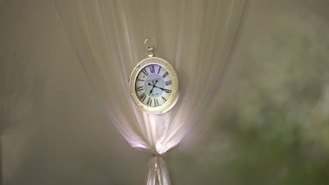 reloj vintage con números romanos colgados en una cortina blanca, creando una atmósfera soñadora y romántica, perfecto para fondos y conceptos relacionados con el tiempo, la nostalgia y la elegancia