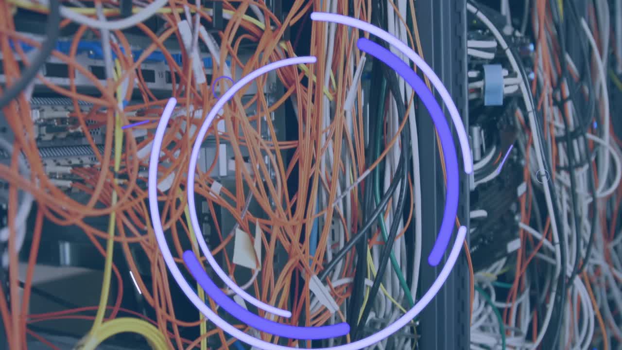 animación de líneas púrpuras que se mueven sobre cables y servidor de computadora