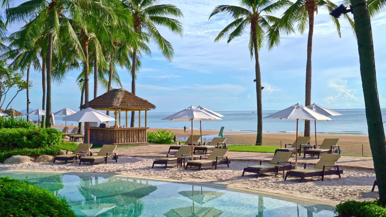 hermosa sombrilla y silla alrededor de la piscina en el hotel y resort - concepto de vacaciones