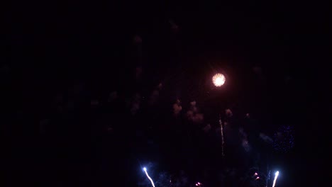 hermosa exhibición de trabajo de fuego colorido por la noche para la celebración en el festival