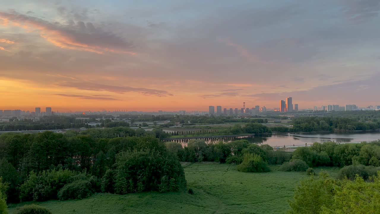 Panoramic video with an early morning view of the city (4K 60 fps, in motion)