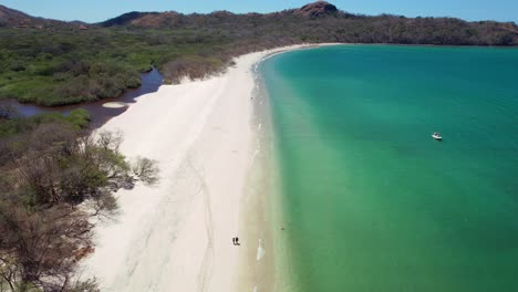 tomada aérea de la playa de conchal en costa rica