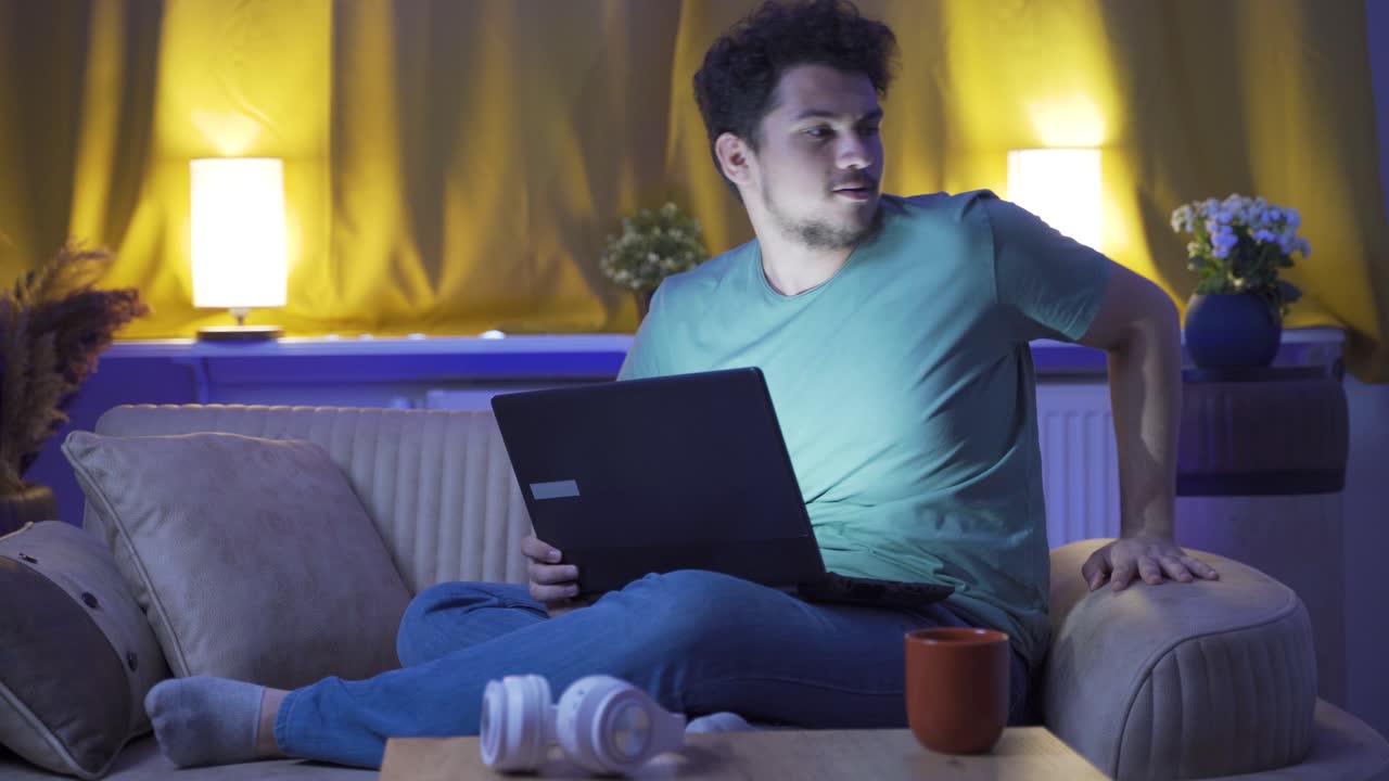 hombre solo por la noche en casa asustado y mirando a su alrededor.
