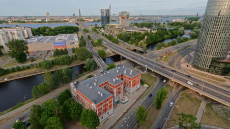 Luftaufnahme-Der-Vanšu-Brücke-Inmitten-Des-Stadtverkehrs-Und-Der-Architektonischen-Landschaft-Im-Vordergrund