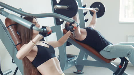 pareja haciendo ejercicio en el gimnasio