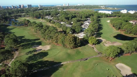 Destin,-Florida,-Estados-Unidos---Una-Vista-Panorámica-De-Un-Verde-Campo-De-Golf---Toma-En-órbita-De-Un-Drone