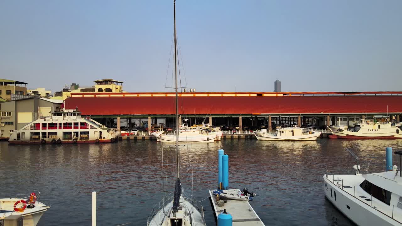 항구에 정박한 여객선