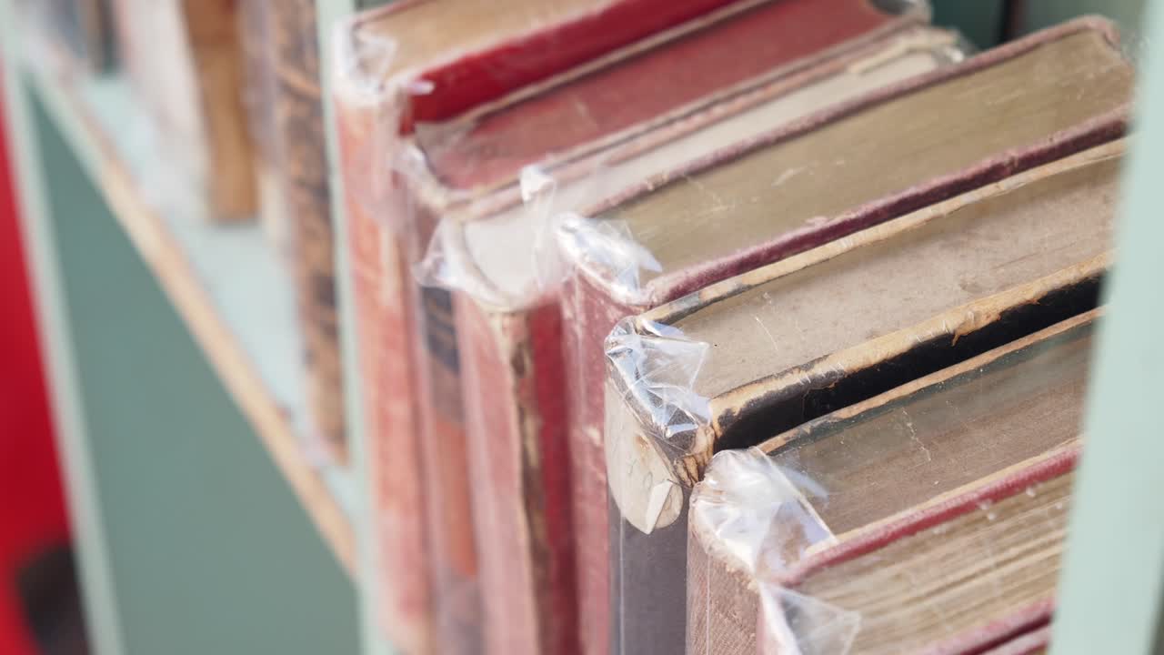 선반 에 있는 오래된 책 들