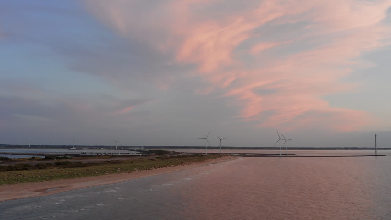 пляж острова нельтье янс, нидерланды, во время заката солнца летом