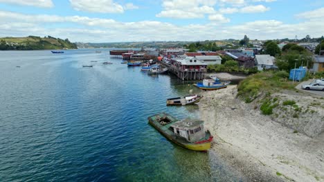 Drones-Volando-A-Lo-Largo-De-La-Costa-De-La-Ciudad-De-Dalcahue,-Durante-El-Día-En-Chiloé,-Patagonia,-Chile