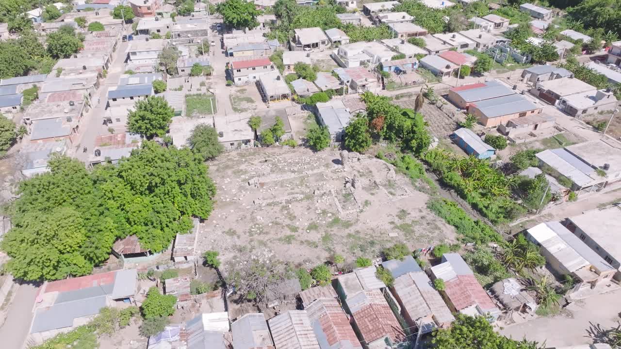 tomada aérea de arriba hacia abajo del barrio pobre y la tumba en pueblo viejo azua, república dominicana - tomada inclinada hacia arriba