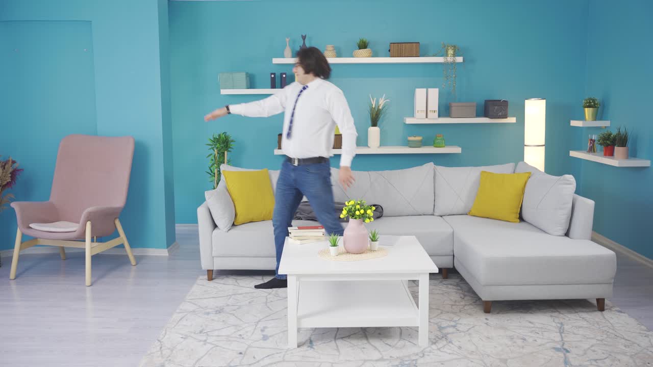 집에서 재 ⁇ 는 사업가는 재 ⁇ 는 방식으로 성공을 축하합니다.