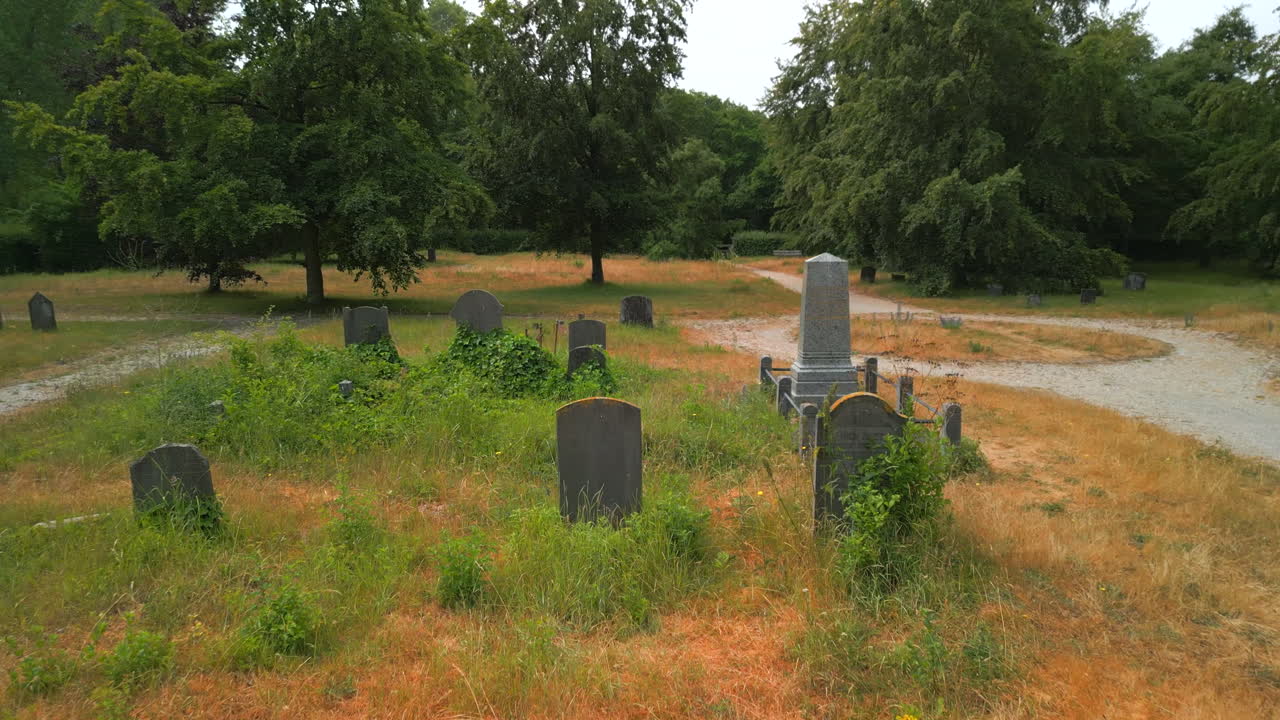 dolly al revés disparado sobre tumbas en el cementerio en los países bajos