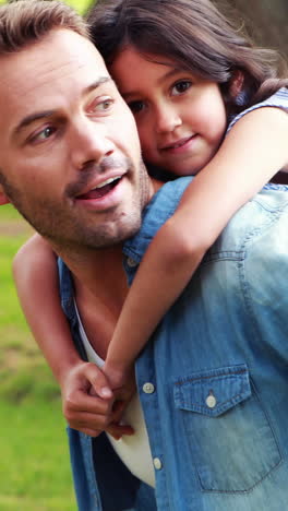 padre feliz a espaldas de su hija