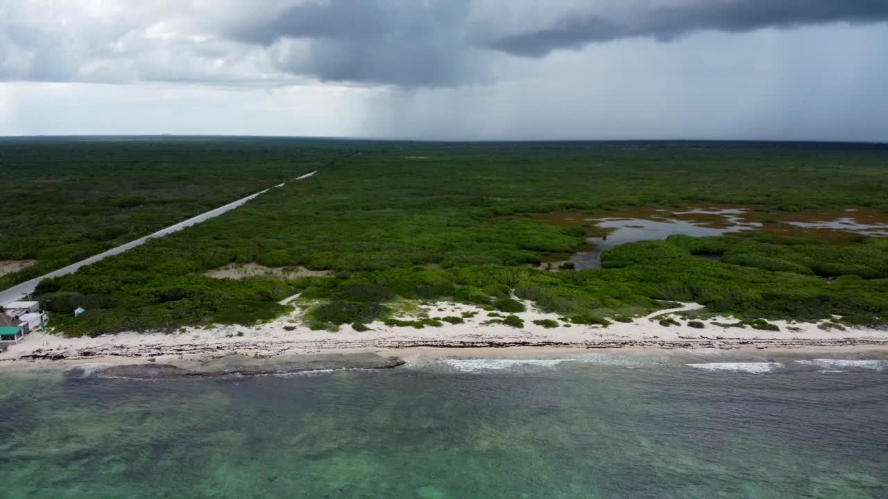 vista aérea de las playas de cozumel y tormenta en el fondo