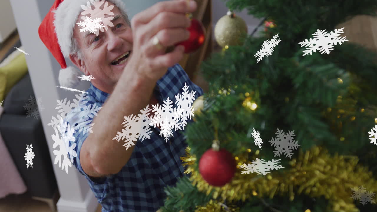 animación de copos de nieve sobre un hombre caucásico mayor con sombrero de santa.