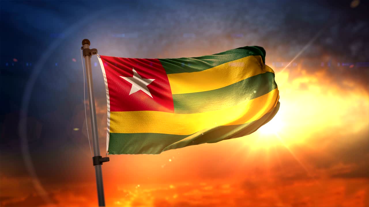 la bandera de togo retroiluminada en un hermoso ciclo de amanecer en cámara lenta 4k