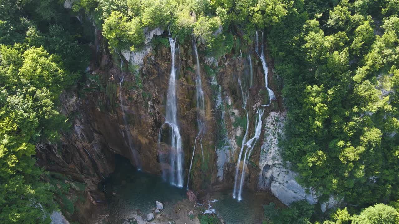 vista cercana del hermoso parque nacional de los lagos de plitvice con cascadas