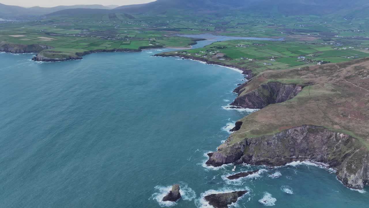 Vista aérea de Irlanda, la bahía de Kenmare y la costa escarpada de Dingle Kerry