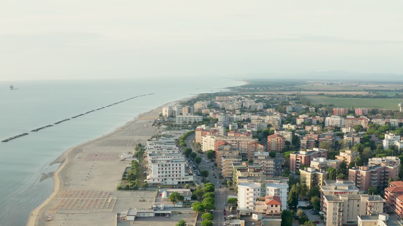 toma aérea de playa de arena con sombrillas y miradores
