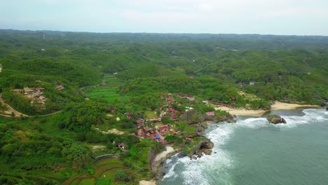 Luftaufnahme-Des-Dorfes-An-Der-Tropischen-Küste,-Die-Von-Grünen-Bäumen-Bewachsen-Ist---Wonosari,-Yogyakarta,-Indonesien