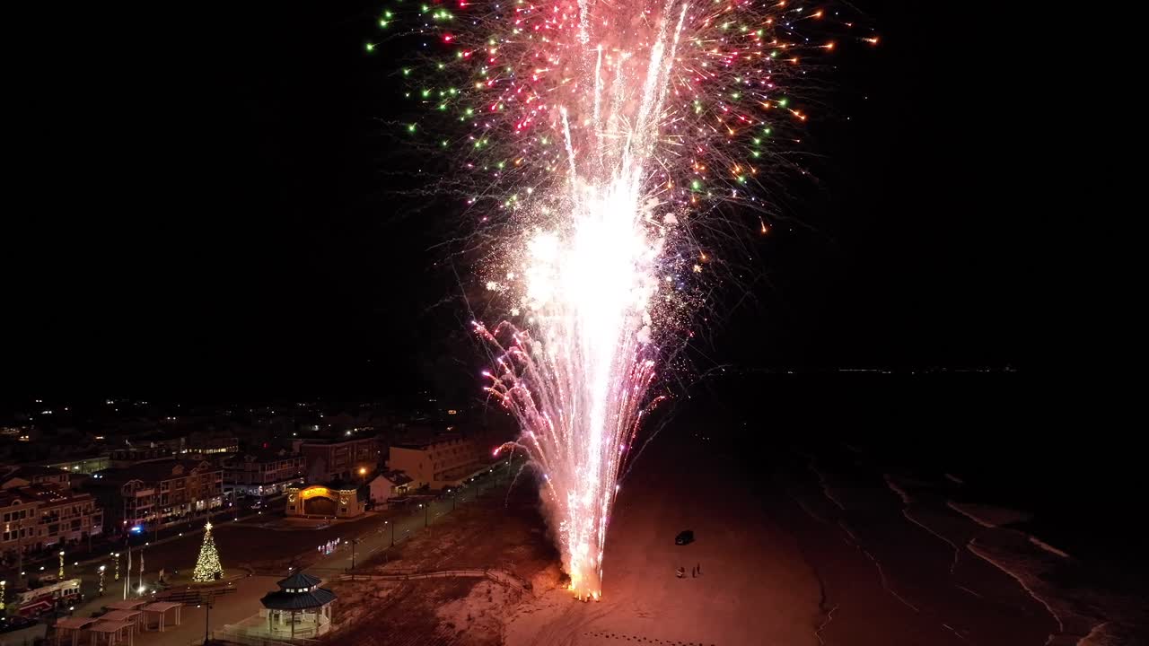 el final de los fuegos artificiales de año nuevo en la playa de la costa de jersey