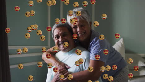 Animación-De-íconos-Emoji-Sobre-Una-Pareja-Birracial-Mayor-Abrazándose