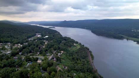 Der-Hudson-River-Bei-Highland-Falls,-New-York,-Luftaufnahmen