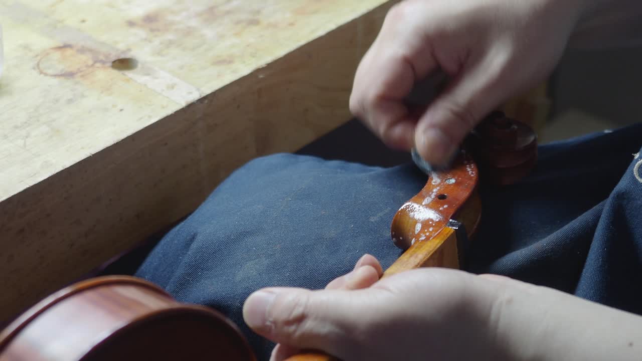 maestro artesano luthier fabricante de violín anticuado violín rizado y caja de clavos con tela y aceite cáustico ácido en nuevo instrumento de cuerda para reproducir la obra maestra original angustia