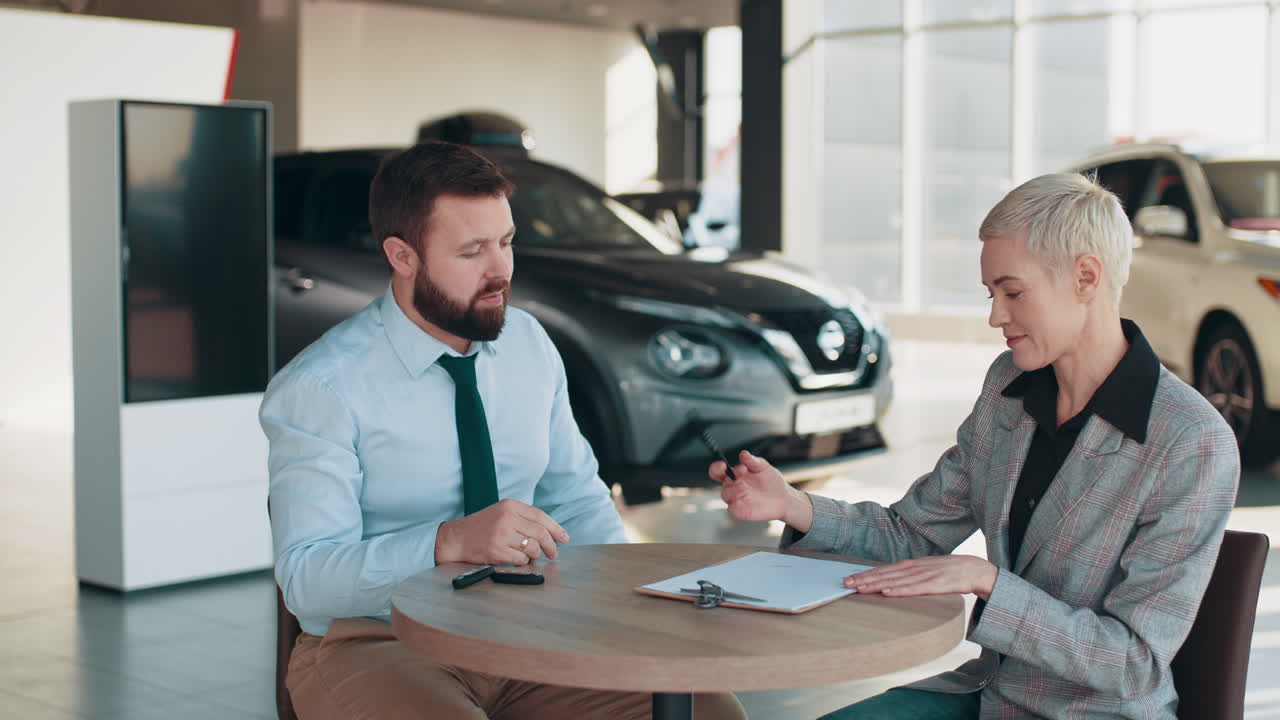 concesionario de automóviles: documentos firmados por el cliente