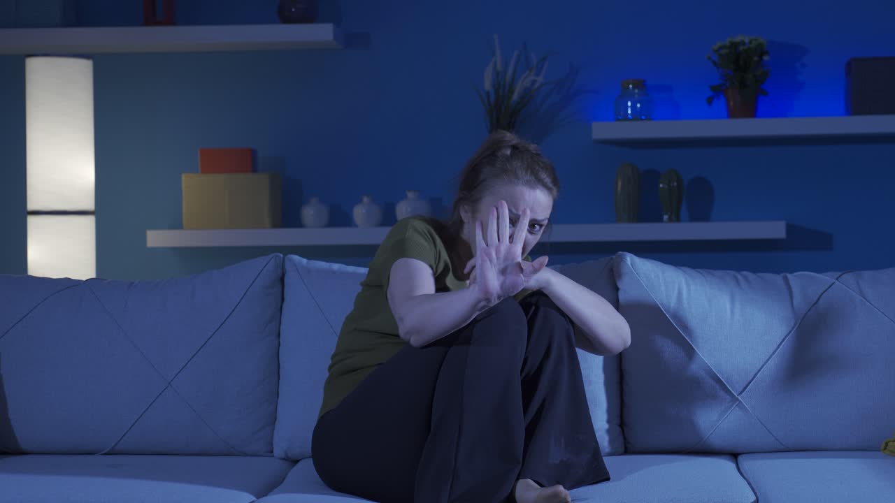 la mujer que huye como si alguien se la estuviera acercando.