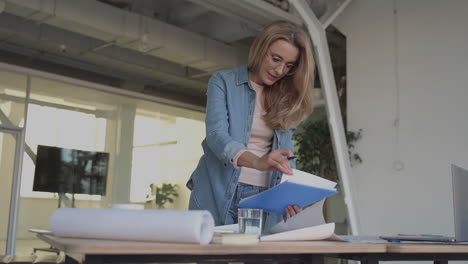 Mujer-Madura-De-Negocios-Trabajando-En-La-Oficina.-Día-Internacional-De-La-Mujer.